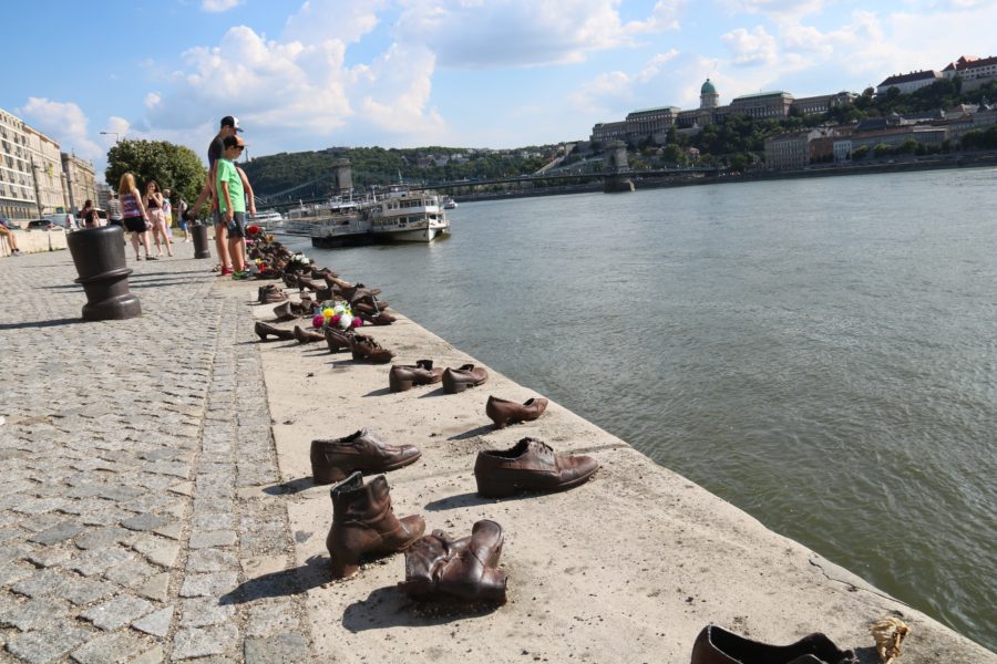 image of shoes facing the danube along the riverfront