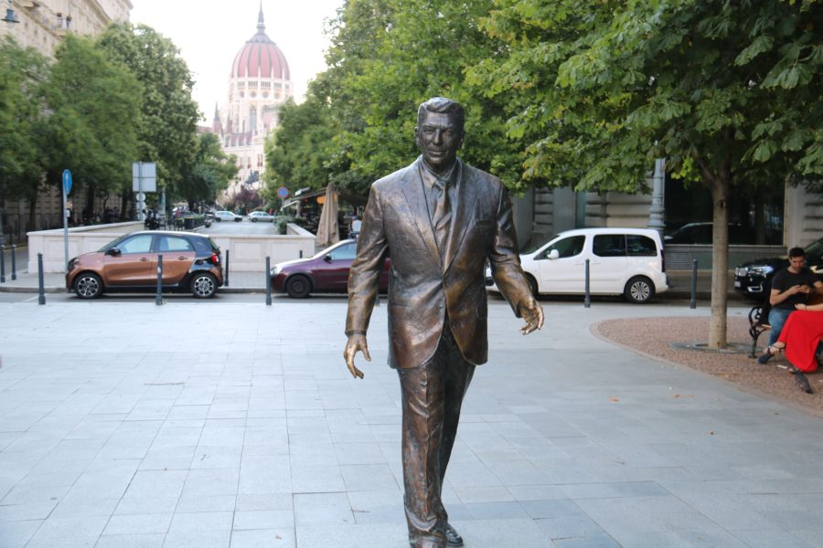 image of statue of Ronald Reagan walking