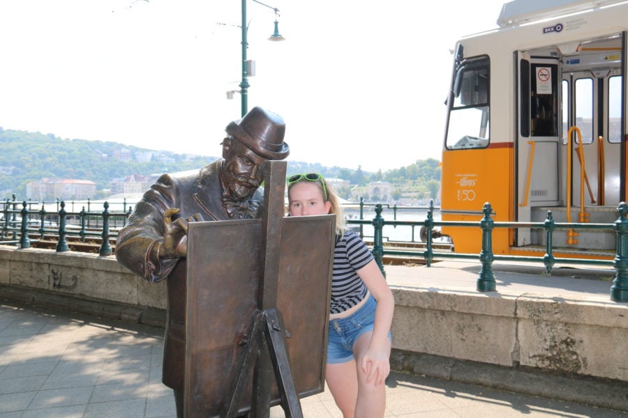 image of Sydney with painter statue in Budapest