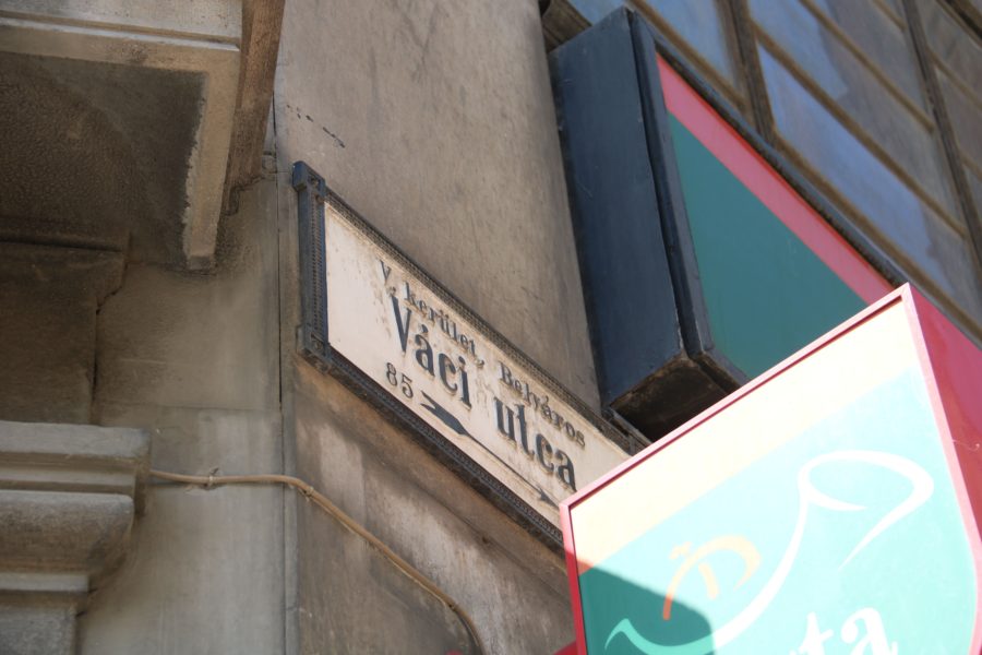 image of the Vaci Utca street sign