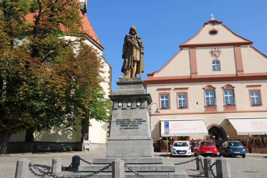 image of large statue of Jan Hus