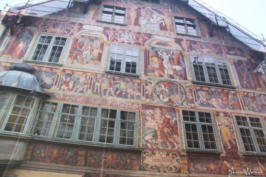 beautiful large house with brown/red frescoes on the outside in Schaffhausen