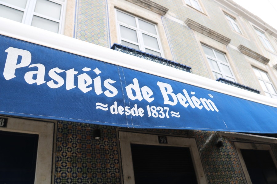 big blue sign with Pasteis de Belem