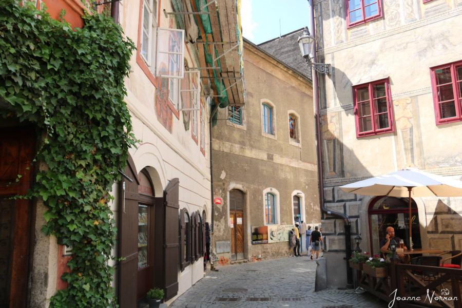 small narrow streets in cesky krumlov