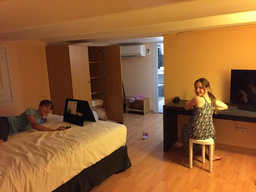 two kids in mezzanine bedroom during 3 days in Barcelona