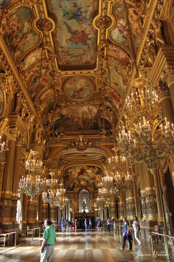 long room with gold ceiling and walls