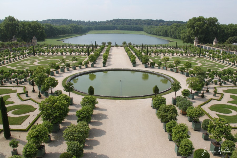 large gardens with circle pond in center daytrips from Paris